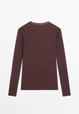 Langärmliges Shirt in dunklem Burgunderrot, aus glattem Stoff gefertigt. Mit rundem Halsausschnitt und schlichtem, klaren Design ohne Verzierungen.