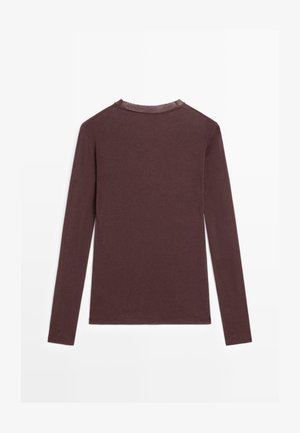 Langärmliges Shirt in dunklem Burgunderrot, aus glattem Stoff gefertigt. Mit rundem Halsausschnitt und schlichtem, klaren Design ohne Verzierungen.