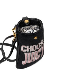 Schwarze Stoff-Crossbody-Tasche mit goldenen Details, mit dem Schriftzug "CHOOSE JUICY" in rosa Buchstaben. Innenraum hat ein gemustertes Futter. Verstellbarer Schulterriemen enthalten.