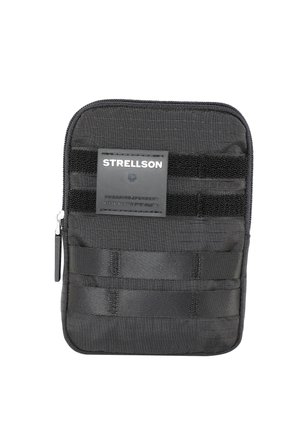 Czarna saszetka organizacyjna zapinana na zamek, wykonana z teksturowanej tkaniny z poziomymi paskami z taśmy. Na froncie znajduje się naszywka z logo.