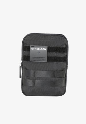 Černá organizérská taštička na zip vyrobená z texturované látky s vodorovnými popruhy. Na přední straně je značková nášivka.