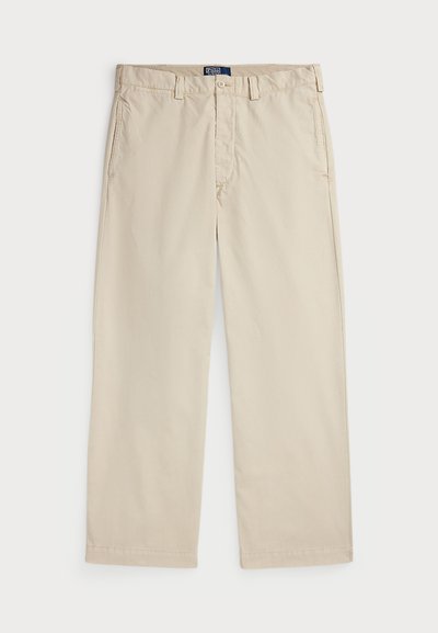 Chinos in cotone beige con un design a gamba dritta, dotati di chiusura a bottone e due tasche frontali. Tessuto liscio e colore uniforme.