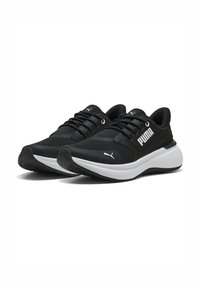 Zwarte sportschoenen met een gestructureerde mesh-bovenkant, witte accenten en een gevoerde zool. Heeft een vetersluiting en een logo aan de zijkant.