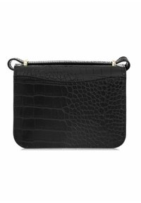 Czarna kopertówka z krokodylowym wzorem ze skóry, z zabezpieczonym suwakiem, złotymi akcentami i odpinanym paskiem.