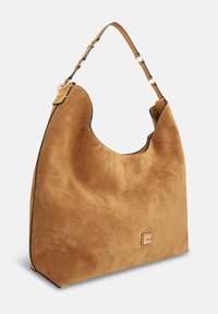 Sac hobo en daim marron avec une forme incurvée, une surface texturée et une bandoulière ajustable avec des ferrures dorées et un accent logo.