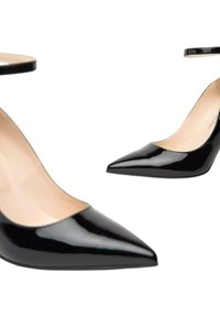 Décolleté nera in vernice con punta affusolata, cinturino alla caviglia e fodera interna beige; texture liscia e design minimalista.