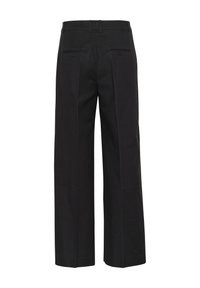 Pantalon en coton noir avec une coupe ample, comportant deux poches arrière, des plis subtils et une ceinture texturée.