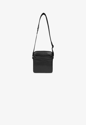 Schwarze Leder-Crossbody-Tasche mit rechteckiger Form, verstellbarem Schultergurt, vorderem Reißverschlussfach und glatter Textur. Ausgestattet mit dezenten Nähten.