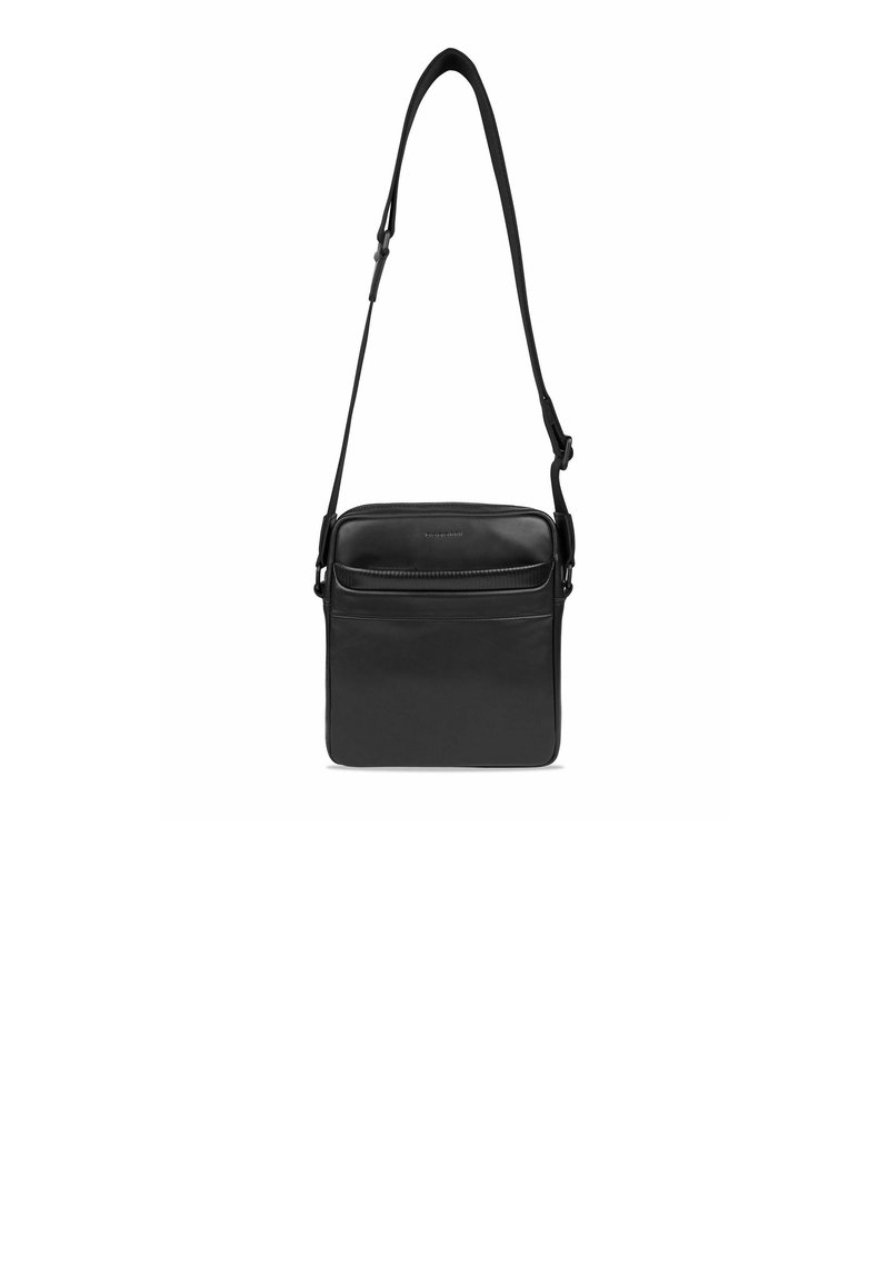 Schwarze Leder-Crossbody-Tasche mit rechteckiger Form, verstellbarem Schultergurt, vorderem Reißverschlussfach und glatter Textur. Ausgestattet mit dezenten Nähten.