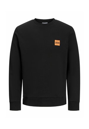 Fekete crewneck pulóver, puha anyagból készült, kis narancssárga téglalap alakú logóval a bal mellrészen és bordázott mandzsettával.