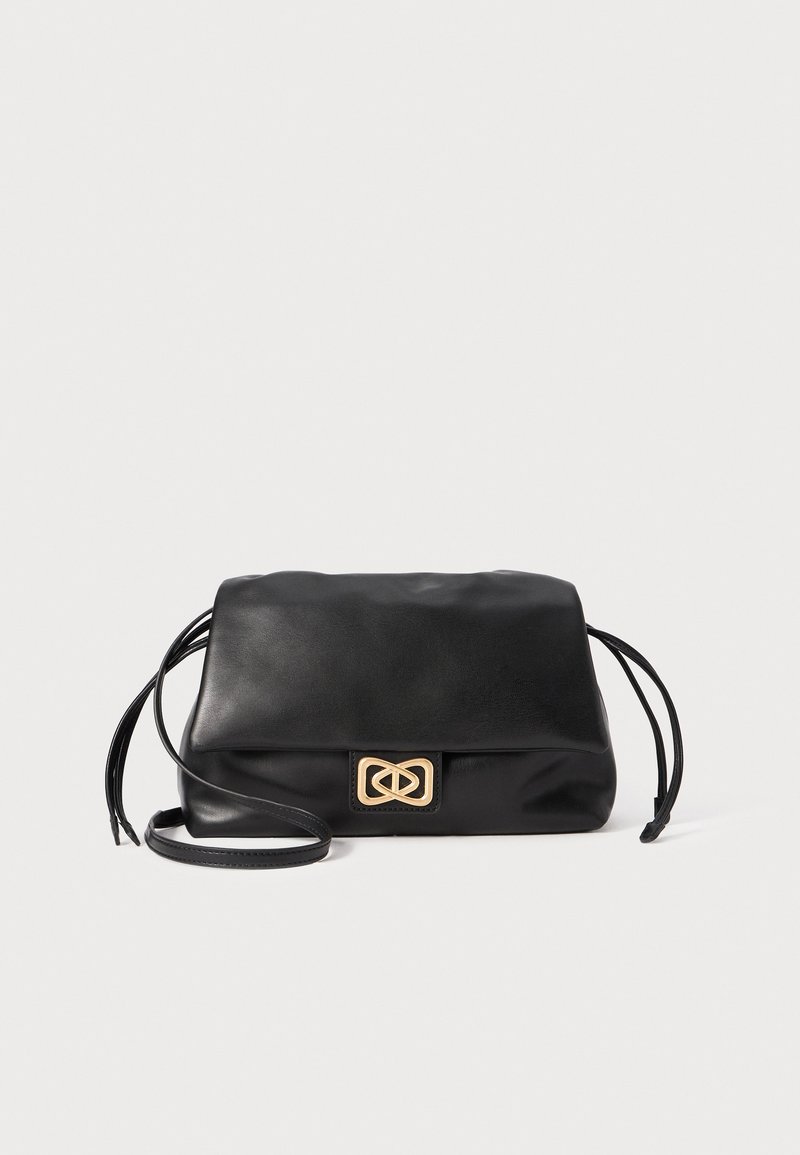 Borsa a tracolla in pelle nera con design a patta, accessori in tonalità oro e un accento con logo. Presenta una lunga tracolla e una superficie testurizzata.