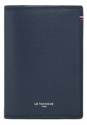 Navyblaues Lederportemonnaie mit kontrastierenden Nähten, eingraviertem Logo an der Unterseite und einem eleganten, minimalistischen Design.
