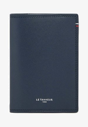 Navyblaues Lederportemonnaie mit kontrastierenden Nähten, eingraviertem Logo an der Unterseite und einem eleganten, minimalistischen Design.