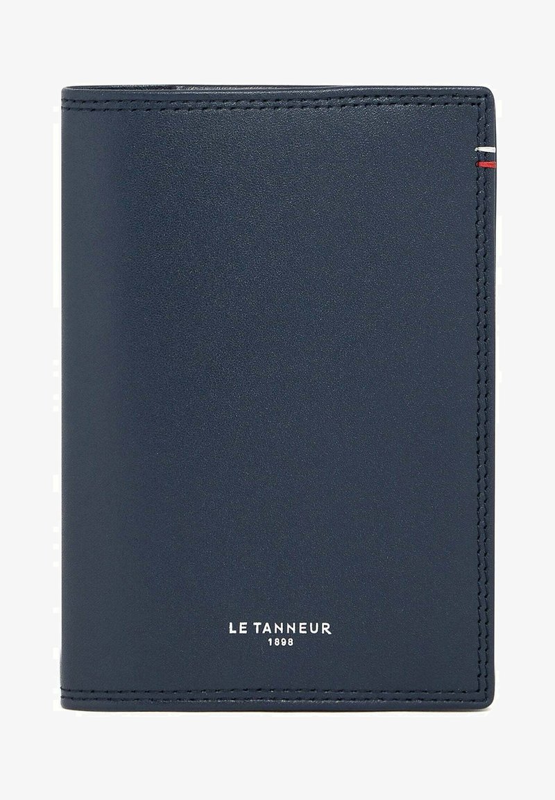 Portafoglio in pelle blu navy con cuciture a contrasto, logo impresso in basso e un design elegante e minimalista.