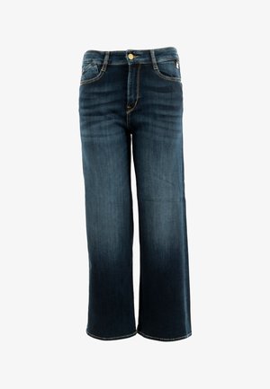 Jeans de mezclilla de color azul oscuro con piernas anchas, bolsillos frontales y costuras visibles en la cintura y las costuras.