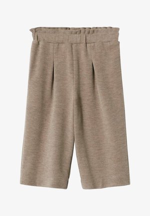 Beige knælange shorts med elastisk talje og subtile forreste folder, lavet af blødt, tekstureret stof.