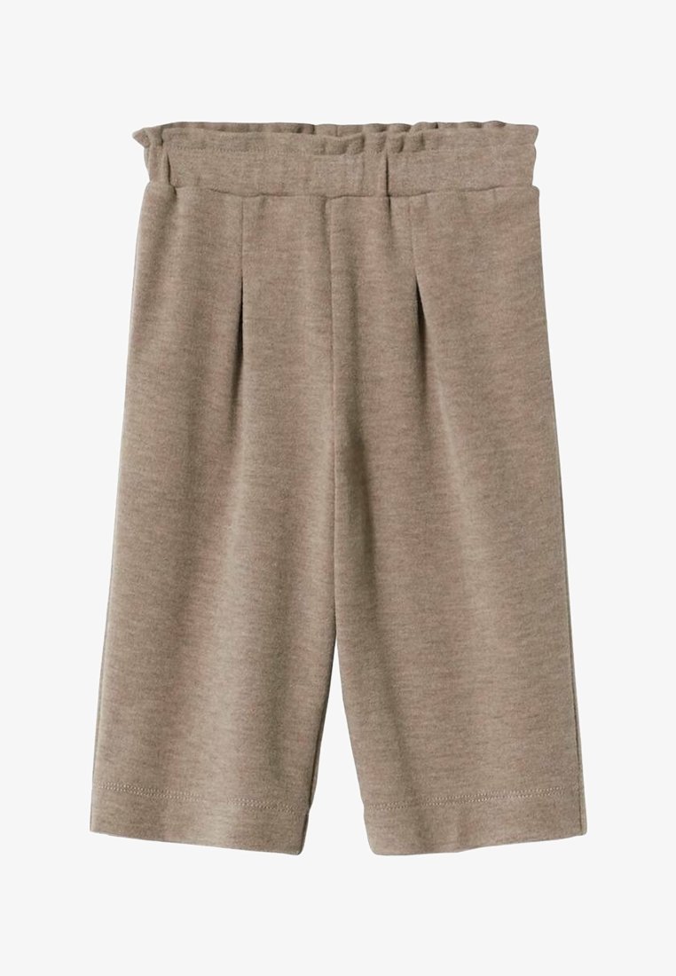 Short beige jusqu'aux genoux avec une taille élastique et des plis subtils à l'avant, fabriqué dans un tissu doux et texturé.