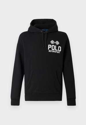 Hoodie noir en mélange de coton avec une poche kangourou à l'avant. Présente le texte "POLO MOTORSPORT" en blanc et un design de drapeaux à damier croisés.