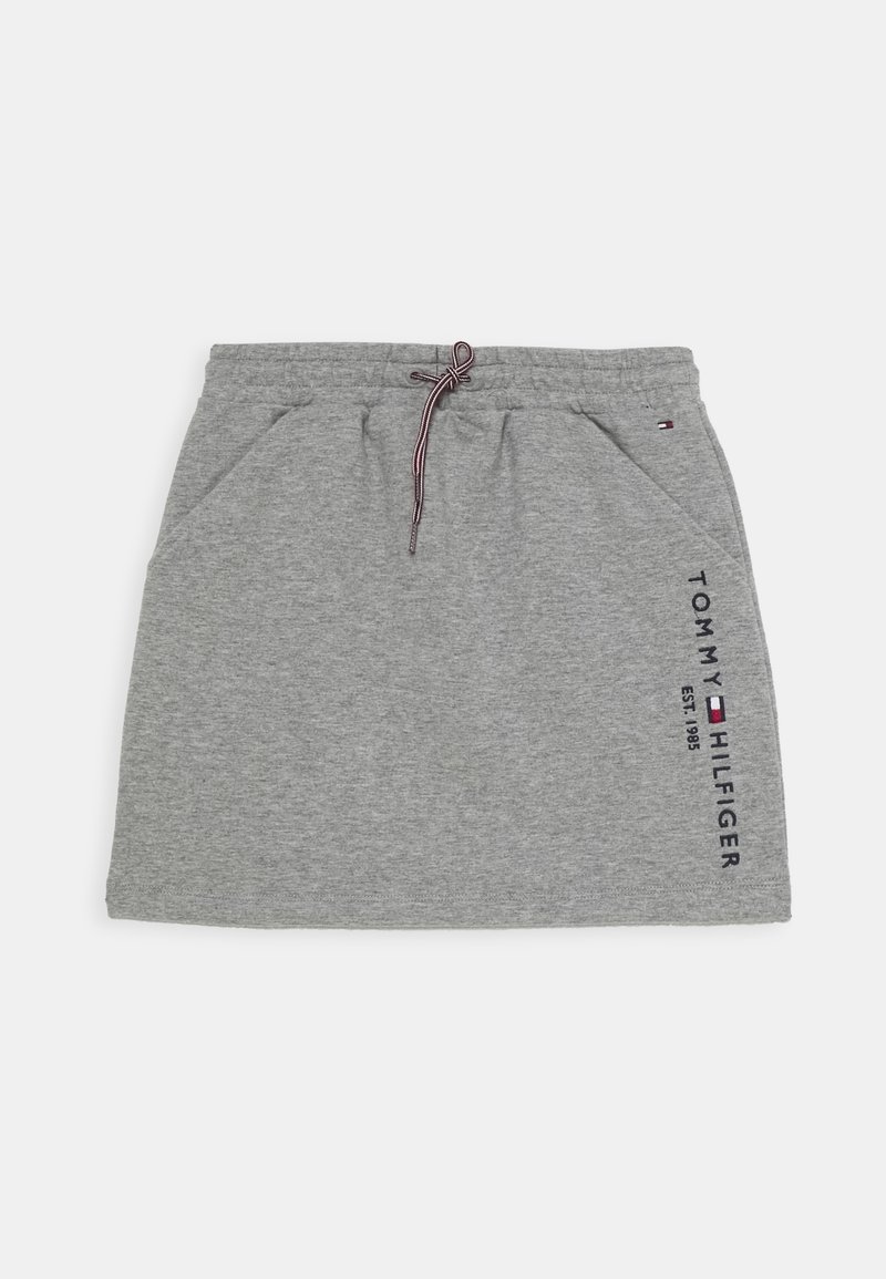 Jupe décontractée grise avec ceinture élastique, cordon de serrage, poches latérales et inscription "Tommy Hilfiger EST. 1985" sur le côté droit.