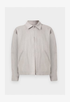 Svetlosivá bunda na zips s jemnými vertikálnymi pruhmi, klasický golier, dve šikmé predné vrecká a dlhé rukávy s manžetami.