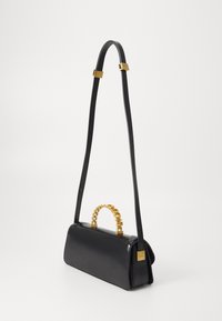 Borsa in pelle nera con forma rettangolare, dotata di una maniglia superiore a catena dorata e di una lunga tracolla nera. Texture liscia e design minimalista.