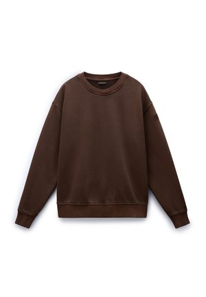 Bruine crewneck sweatshirt met lange mouwen, gemaakt van een zachte stof. Heeft ribbelmanchetten en een ribbelzoom, en een klein logo op de mouw.