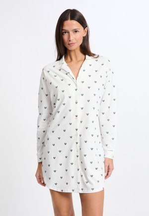 Weißes Hemdkleid aus softem Stoff, mit einem Muster aus kleinen türkisfarbenen und rosa Herzen, langen Ärmeln und einem lockeren Schnitt.
