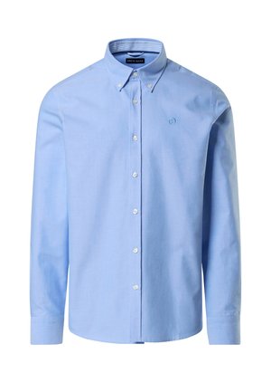 Camisa de algodón azul claro con botones, que presenta un cuello clásico, mangas largas y un bordado sutil del logo en el pecho.