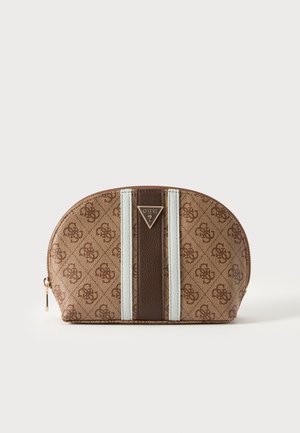 Trousse de maquillage Guess marron et beige avec motif logo, avec deux bandes blanches verticales et une bande centrale en cuir avec logo en métal.