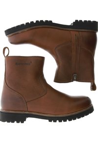 Botas de tobillo de cuero marrón con una cremallera lateral, acabado texturizado y una suela de goma negra resistente con un patrón de banda de rodadura pronunciado.