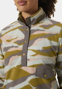 Fleece pullover in een multicolor camouflagepatroon met een hoge kraag, drukknoopsluiting en een borstzak met een bruine accent.