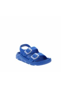 Sandalia azul hecha de goma texturizada con dos correas ajustables y hebillas blancas. Cuenta con una suela duradera y acolchada para mayor comodidad.