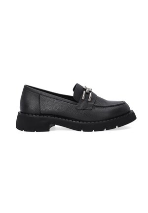 Schwarze Lederloafers mit strukturiertem Finish, ausgestattet mit einem dekorativen silbernen Hardware-Akzent und einer dicken schwarzen Sohle mit einem robusten Profil.