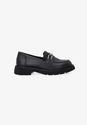 Schwarze Lederloafers mit strukturiertem Finish, ausgestattet mit einem dekorativen silbernen Hardware-Akzent und einer dicken schwarzen Sohle mit einem robusten Profil.