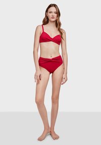Červený bikini set s překrývajícím braletovým topem s tenkými ramínky a vysokými kalhotkami s uzlovým detailem v texturované tkanině.