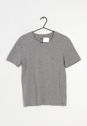 Szara koszulka z krótkim rękawem wykonana z bawełny, z okrągłym dekoltem i małym haftowanym logo na piersi. Wisi na czarnym haczyku.