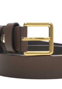 Bruine leren riem met een rechthoekige gouden metalen gesp en bijpassende leren lus, weergegeven opgerold op een witte achtergrond.