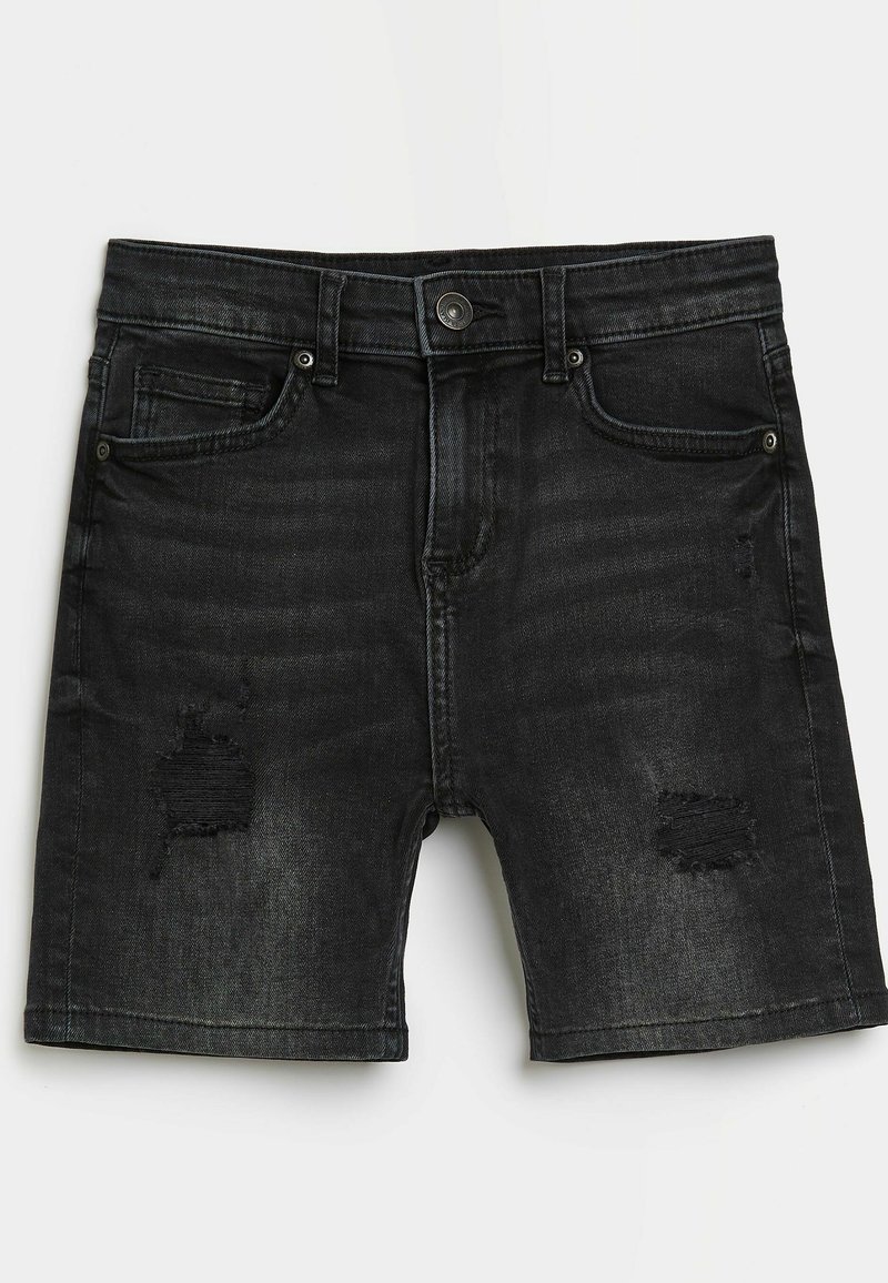 Short en denim noir avec des patchs usés, bouton à l'avant, fermeture éclair, passants de ceinture et design à cinq poches, posé à plat sur fond blanc.