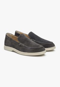 Szare zamszowe buty typu slip-on z okrągłym noskiem, przeszywaniem i jasną gumową podeszwą. Gładka tekstura i niski profil.