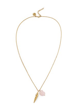 Collar de cadena de oro con dos colgantes: una concha de oro retorcida y un colgante en forma de corazón texturizado de color rosa claro.