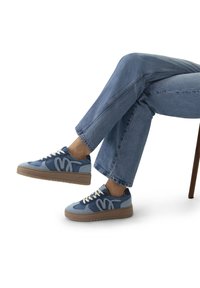 Denim sneakers met een mix van lichte en donkere blauwtinten, textuurstof, contrasterende veters en een dikke bruine rubberen zool.