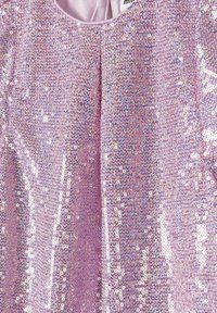 Rosa paljettklänning med en texturerad virkdesign och iriserande paljetter sydda över hela, vilket skapar en skimrande effekt.