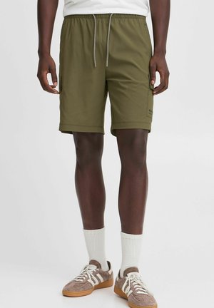 Olivenfarvede shorts med elastisk talje og snor, med sidelommer og et lille logodetalje. Glat, letvægtsstof.