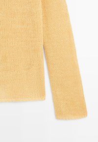 Gul strikket sweaterærme og nedre torso-sektion med ribbet kant på hvid baggrund.