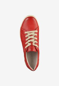 Sneaker in pelle rossa con punta arrotondata, lacci crema e dettagli di cucitura sottili. Texture liscia con una soletta interna imbottita.