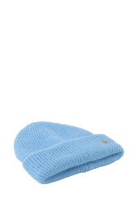 Jasnoniebieska wełniana czapka typu beanie z podwiniętym mankietem i małym okrągłym złotym emblematem z boku, wyeksponowana na białym tle.