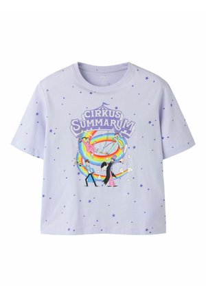 Chemise à manches courtes violet clair avec petits motifs d'étoiles, avec des artistes de cirque en dessin animé colorés et le texte « Cirkus Summarum » au devant.