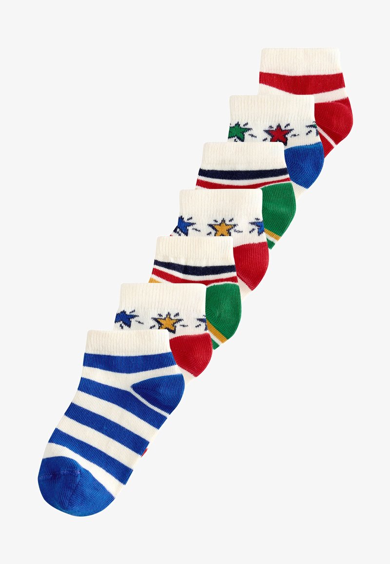 Sieben Paar weiße Knöchelsocken mit bunten Streifen und Sternmustern, diagonal auf einem weißen Hintergrund angeordnet.
