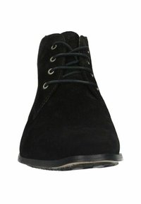 Bottines en suède noir avec un bout rond, dotées d'un design à lacets et d'une semelle en caoutchouc lisse. Texture subtile et détails minimalistes.