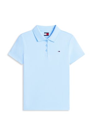 Polo a maniche corte azzurro chiaro con tre bottoni e piccolo logo Tommy Jeans sul petto e all'interno del colletto.